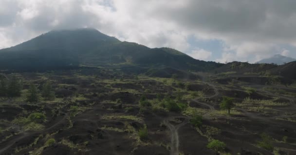 Campo Lava Preto Abaixo Montagem Batur Jipe Dirigindo Caminho Areia — Vídeo de Stock