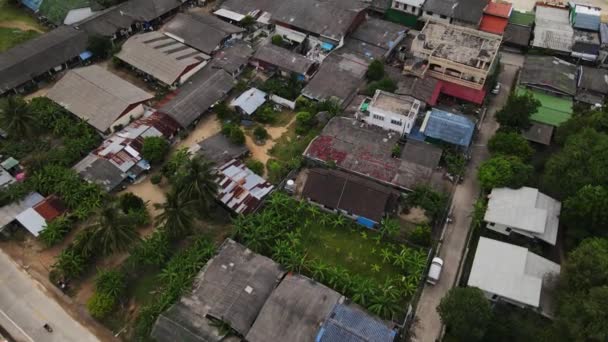 Drone Συλλαμβάνει Την Εναέρια Άποψη Πολλών Σπιτιών Στην Πόλη Κοντά — Αρχείο Βίντεο