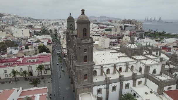 グラン カナリアのヴェゲタ旧市街にあるサンタアナ大聖堂の外観 — ストック動画
