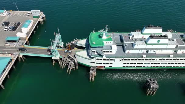 Luchtfoto Van Auto Die Een Veerboot Worden Geladen — Stockvideo