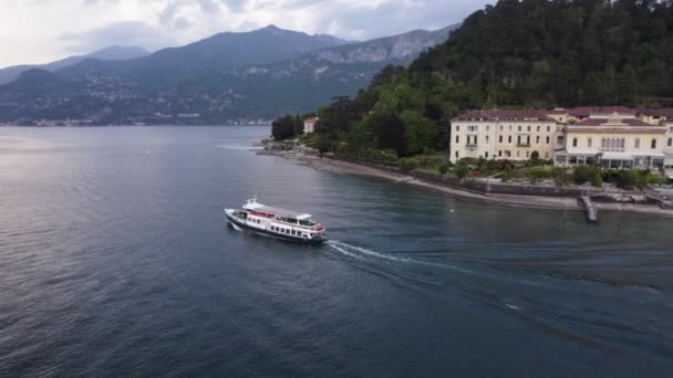 Barco Ferry Que Viaja Superficie Del Agua Del Lago Como — Vídeo de stock