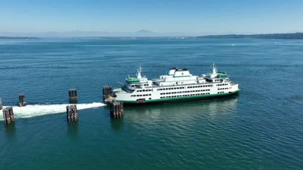 Flygfoto Över Whidbey Island Färjan Lämnar Bryggan — Stockvideo