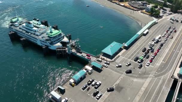 Orbiting Aerial Shot Cars Loading Clinton Ferry Whidbey Island — Stock Video