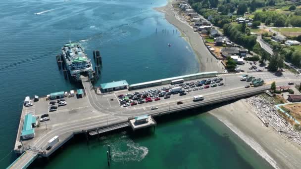 Whidbey Adası Ndaki Rıhtımlı Bir Feribottan Inen Araçların Hava Görüntüleri — Stok video