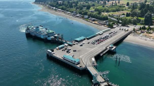 Inclinación Hacia Abajo Plano Aéreo Ferry Cargando Pasajeros — Vídeo de stock