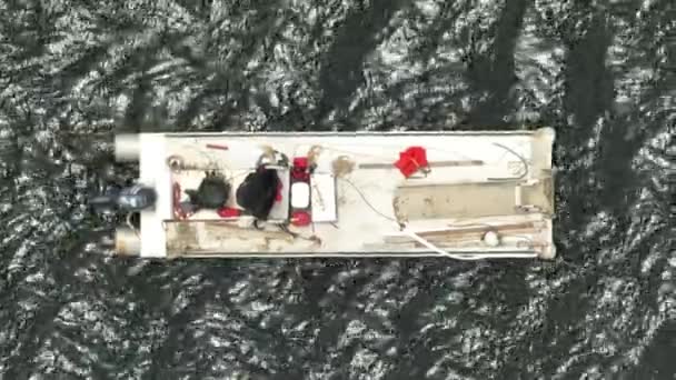 Felső Lövés Halászok Fehér Halászhajó Horgonyzott Nyugodt Vízben — Stock videók