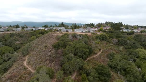 Drone Volando Hacia Diseño Cabañas Únicas Pueblo Ubicado Montaña Vista — Vídeos de Stock