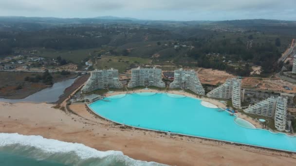 智利阿尔加罗波度假胜地和海岸附近绿松石世界最大游泳池的空中轨道 — 图库视频影像