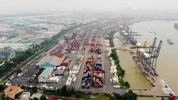 Smog Grueso Cuelga Sobre Las Terminales Contenedores Internacionales Vietnam Río — Vídeo de stock