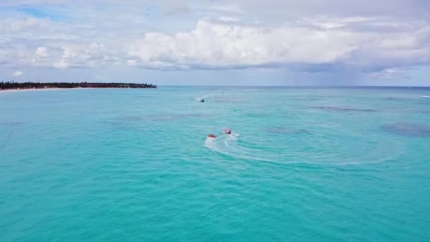 Ludzie Bawiący Się Pływaniem Łódką Tubowaniem Ciepłej Piaszczystej Plaży Dominikanie — Wideo stockowe