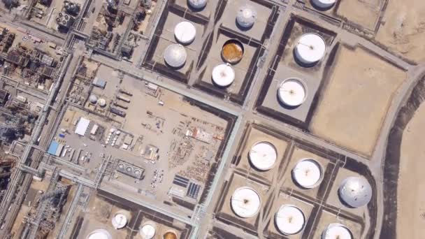 在燃料短缺 创纪录的通货膨胀和供应链危机期间 一个炼油厂和储油罐从空中俯冲而下 揭示了港口 — 图库视频影像