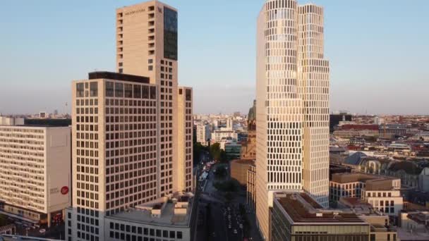 Grattacieli Più Alti Una Strada Mezzo Spettacolare Piedistallo Giù Boom — Video Stock