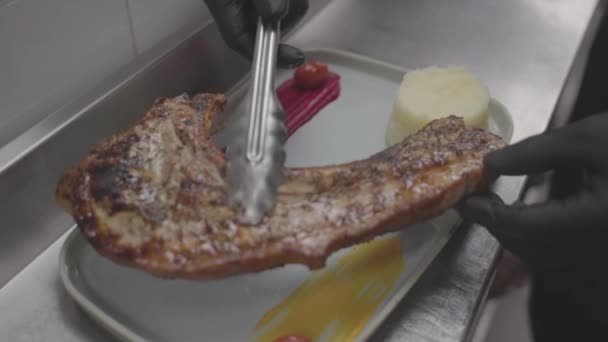 Délicieuse Côtelette Porc Avec Purée Pommes Terre Sur Assiette Servie — Video