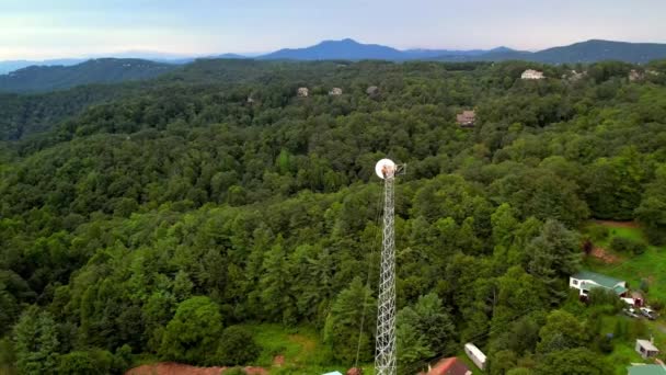 Torre Comunicaciones Aérea Con Abuelo Montaña Carolina Norte Fondo — Vídeo de stock