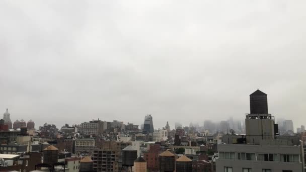 Tejados Nueva York Torres Agua Niebla — Vídeos de Stock