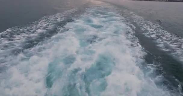 Beyaz Köpüklü Deniz Suyu Feribot Jet Motorlu Santander Körfezi Manzaralı — Stok video