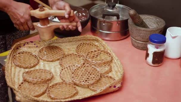 Κάνοντας Κάποια Idiyappam Ένα Παραδοσιακό Πιάτο Στη Σρι Λάνκα Μέσα — Αρχείο Βίντεο