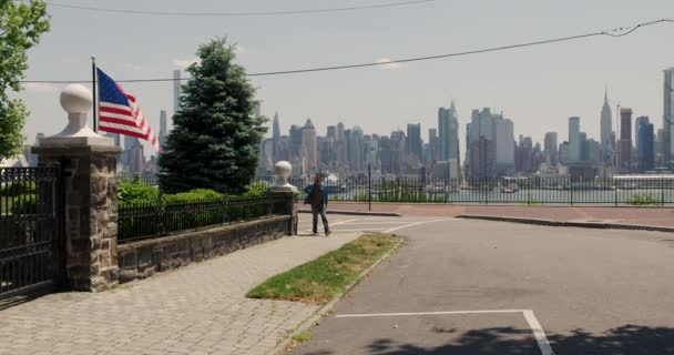 Hombre Camina Hacia Cámara Nueva Jersey Calle Con Vistas Ciudad — Vídeos de Stock