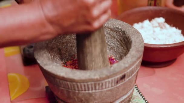 スリランカの伝統料理であるイディヤパムをいくつか作ります 台所の中で 伝統的な麺料理を作る — ストック動画