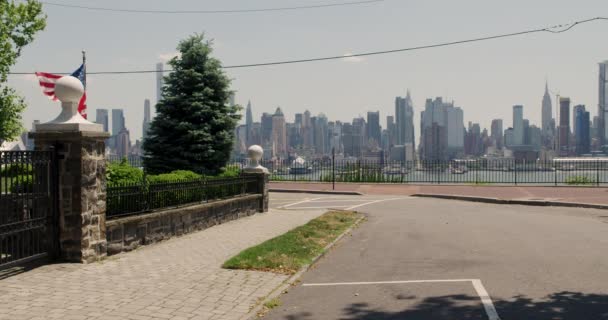 男はニュージャージー州のカメラから離れて歩く ニューヨーク市を見下ろす通り — ストック動画
