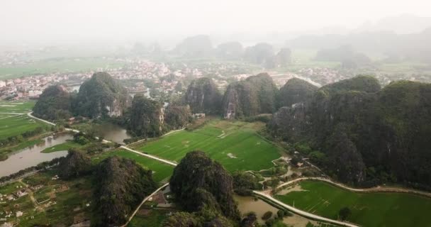 Über Dem Nebligen Kalksteinkarst Von Tam Coc Umgeben Von Bäuerlichen — Stockvideo