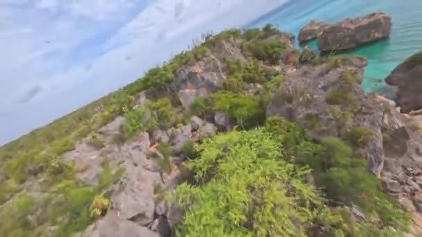 Vuelo Aéreo Fpv Sobre Costa Rocosa Agua Turquesa Del Mar — Vídeo de stock