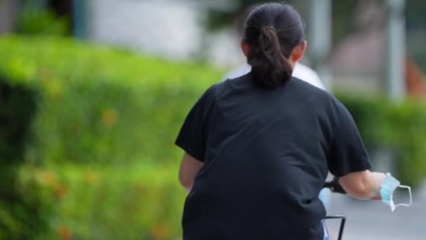 シンガポールのスローモーションマリーナベイフロントでサイクリングをしている女性は — ストック動画