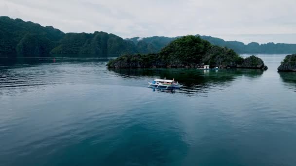 360 Widok Drona Łodzi Środku Wody Wysp — Wideo stockowe