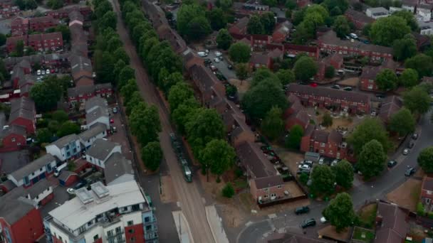 Drohnenschuss Auf Stadtbahn Nottingham Die Einem Bahnhof Hält — Stockvideo