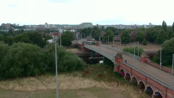 Drohnenschuss Von Nottingham Straßenbahn Über Trent Wilford Mautbrücke — Stockvideo