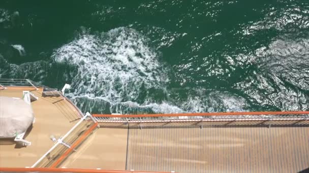海洋顶视图木筏中产生波浪的船 — 图库视频影像