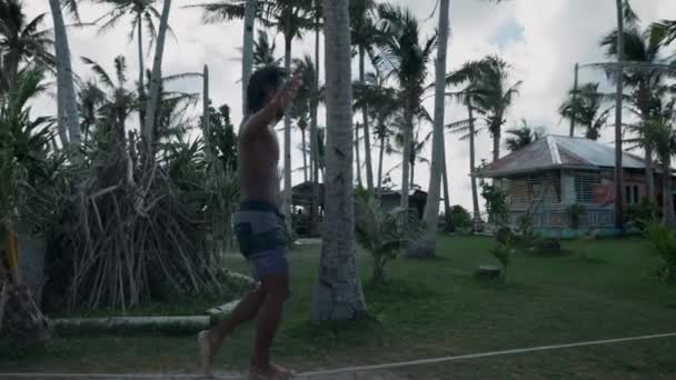 Hombre Equilibrio Una Cuerda Apretada — Vídeos de Stock