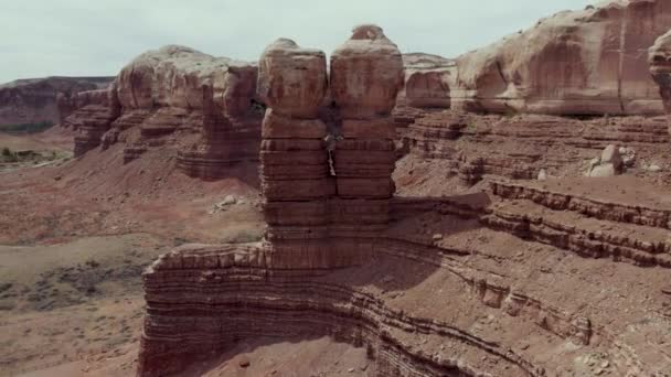 Hermoso Par Formaciones Piedra Arenisca Roja Natural Bluff Utah — Vídeos de Stock