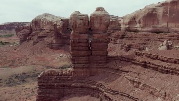 Gemelos Navajo Dúo Simétrico Roca Lugares Interés Desierto Utah Aéreo — Vídeo de stock