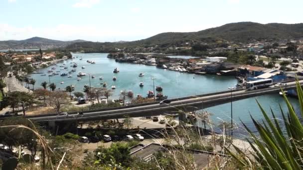 Verkeer Viaduct Het Itajuru Kanaal Cabo Frio Brazilië Stadsgezicht Bergen — Stockvideo