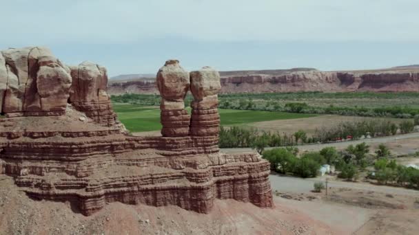 Symmetriska Klippformationer Tornar Över Desert Town Bluff Utah — Stockvideo