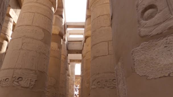 Omhoog Kijkend Naar Zandstenen Zuilen Karnak Tempelcomplex Egypte Met Gekantelde — Stockvideo