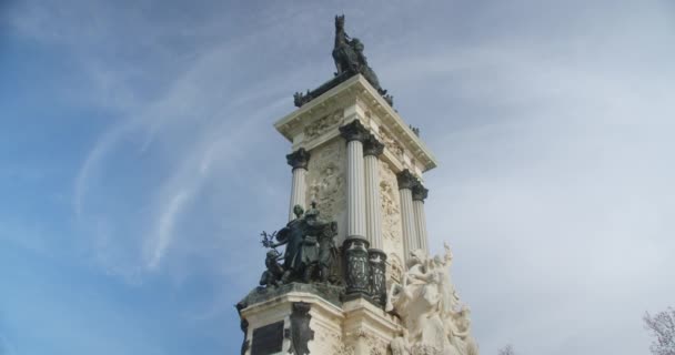 Primer Plano Del Antiguo Monumento Dentro Del Famoso Parque Retiro — Vídeos de Stock