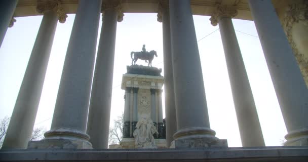 Bela Estátua Cavalo Backligh Tiro Dentro Famoso Retiro Parque Madrid — Vídeo de Stock