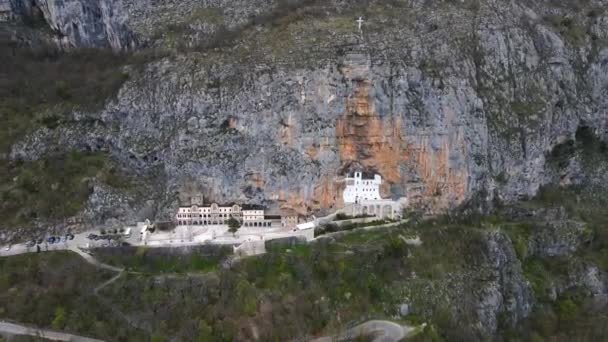 Vue Aérienne Par Drone Monastère Ostrog Dans Montagne Rocheuse Verticale — Video