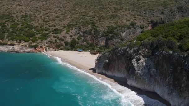 Kumda Yıkanan Dalgalar Arnavutluk Dağlarla Çevrili Gjipe Sahili Hava Ileri — Stok video