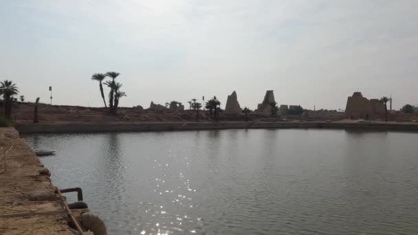 Karnak Temple Sacred Lake Luxor Egito Panning Tiro Dia Ensolarado — Vídeo de Stock