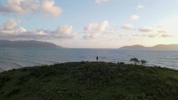 Man Staande Top Van Klif Zoek Naar Oceaan Eilanden Vlore — Stockvideo