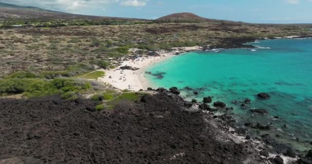 Volando Sobre Campo Lava Una Playa Prístina Hawaii — Vídeo de stock