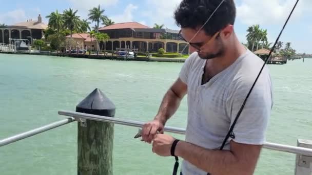 Muž Odepíná Malý Mangrovový Rypák Rybářském Prutu Rybář Nebo Angler — Stock video