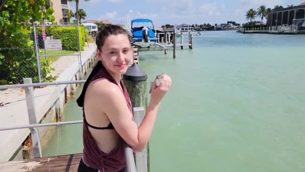 Happy Woman Holding Mangrove Snapper Fish Escapó Mano Cayendo Agua — Vídeo de stock