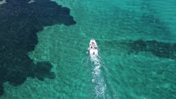 Vene Kulkee Meren Läpi Kroatiassa Kuvattuna Ylhäältä — kuvapankkivideo