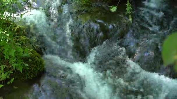 Rumoerige Rivier Die Van Berg Valt — Stockvideo