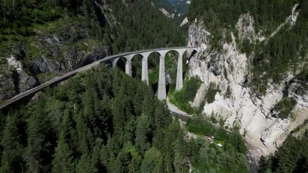 Διάσημος Landwasser Viaduct Στην Ελβετία Είναι Ένα Διάσημο Ορόσημο Της — Αρχείο Βίντεο