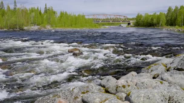 Suède Lappland Rivière Slagns Avec Pont Sur Rivière — Video